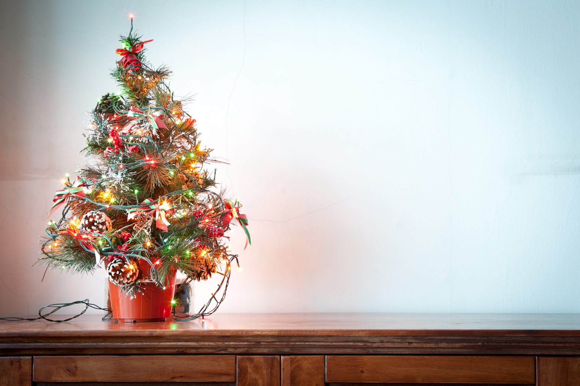 8 Ways to Use Ribbons Easily to Add Décor Touch to Your Christmas Tree
